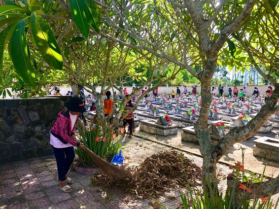 Trường PTDTNT THCS Trà Bồng tổ chức dọn vệ sinh nghĩa trang liệt sỹ