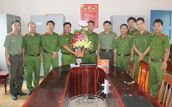 Thăm và tặng hoa chúc mừng Đội XDPT - Bảo vệ ANTQ nhân kỷ niệm năm 53 Ngày truyền thống lực lượng XDPT - Bảo vệ ANTQ
