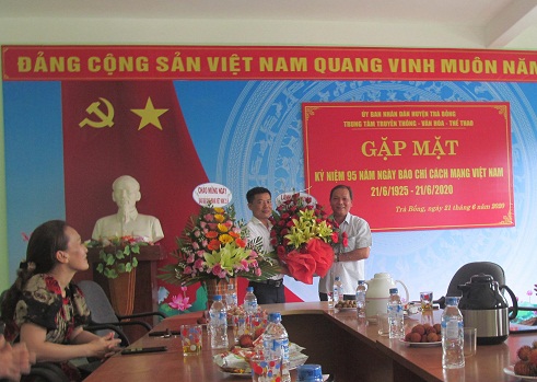 PCT UBND huyện Hồ Văn Thịnh thăm cán bộ viên chức Trung tâm Truyền thông – Văn hóa – Thể thao