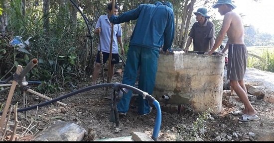 Trà Phú: Người dân chật vật, khổ sở vì thiếu nước sinh hoạt
