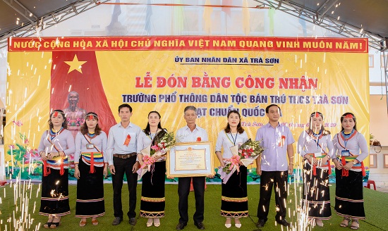 Trường PTDT Bán trú THCS Trà Sơn đón Bằng công nhận Trường chuẩn quốc gia