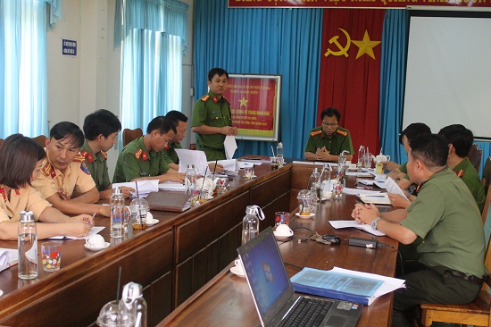Đại tá Trần Văn Mạnh, Phó Giám đốc Công an tỉnh kiểm tra và làm việc với Công an huyện