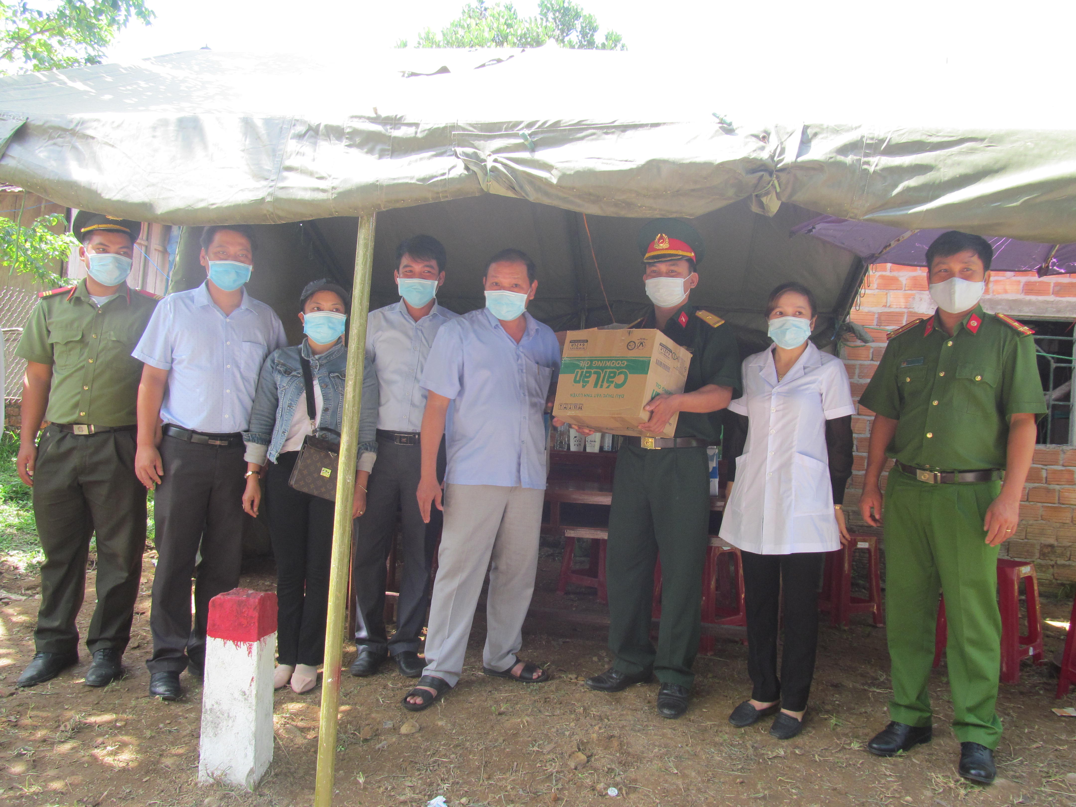 PCT UBND huyện Hồ Văn Thịnh cùng lãnh đạo thị trấn Trà Xuân thăm tặng quà cán bộ chiến sĩ tại chốt kiểm soát y tế