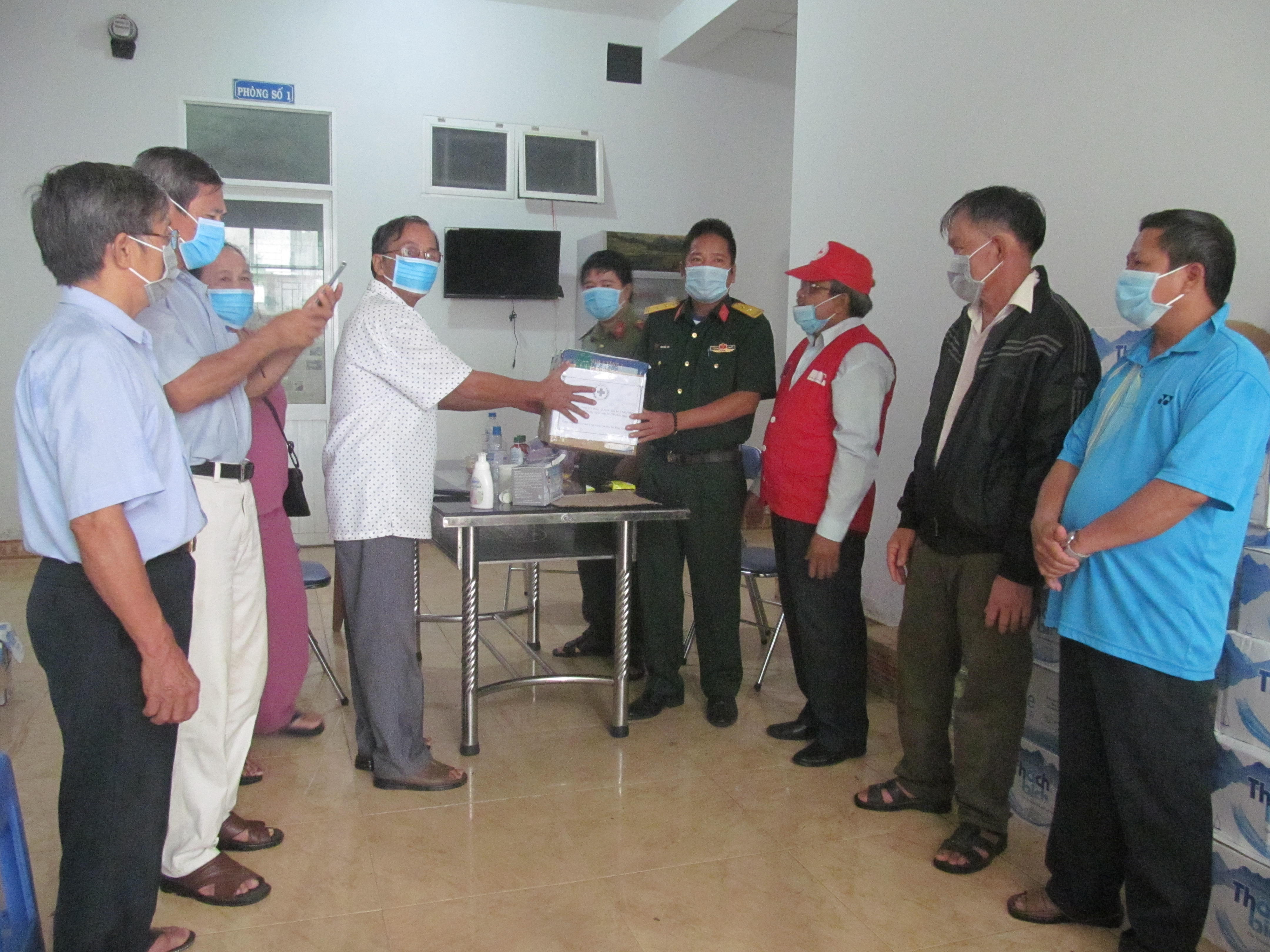 Các Hội quần chúng huyện Trà Bồng: Thăm,tặng quà cho cán bộ chiến sĩ tuyến đầu phòng, chống dịch COVID-19