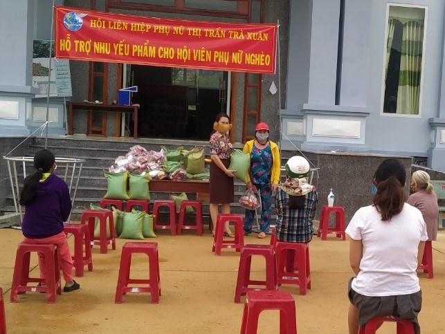 Hội Phụ nữ thị trấn Trà Xuân hỗ trợ 22 suất quà cho hội viên phụ nữ nghèo