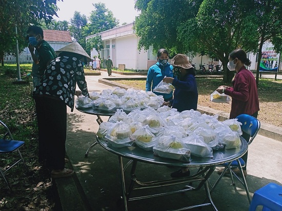 Nhóm thiện nguyện “Chia sẻ tình người” của phụ nữ thị trấn Trà Xuân