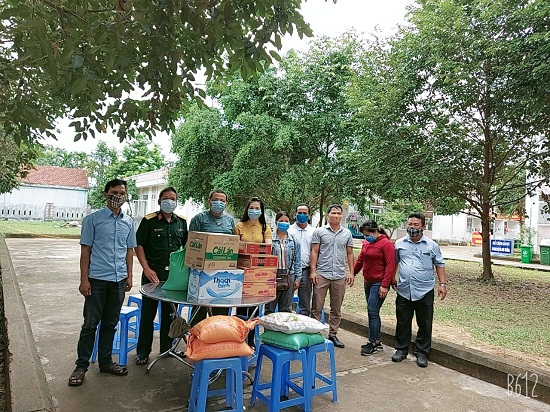 Hội Nông dân xã Trà Phú tặng nhu yếu phẩm cho khu cách ly tập trung