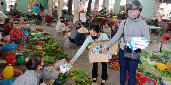 Phụ nữ thị trấn Trà Xuân tích cực phòng chống dịch Covid-19