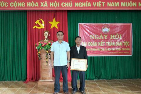 PHÓ BÍ THƯ THƯỜNG TRỰC HUYỆN ỦY DỰ NGÀY HỘI ĐẠI ĐOÀN KẾT TẠI THÔN TRÀ ONG XÃ SƠN TRÀ