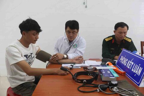 THANH NIÊN TRÀ BỒNG HĂNG HÁI THAM GIA KHÁM TUYỂN NGHĨA VỤ QUÂN SỰ