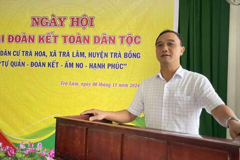 Đồng chí Phó Bí thư Thường trực Huyện ủy, Chủ tịch Hội đồng nhân dân huyện tham dự Ngày hội Đại đoàn kết toàn dân tộc tổ chức điểm ở Khu dân cư thôn Trà Hoa, xã Trà Lâm năm 2024