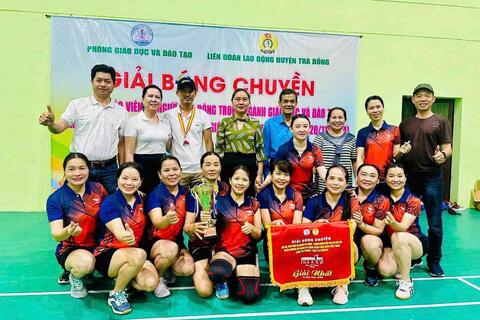 ĐỘI BÓNG CHUYỀN NỮ XÃ TRÀ SƠN, NAM XÃ TRÀ TÂY XUẤT SẮC GIÀNH CÚP VÔ ĐỊCH GIẢI BÓNG CHUYỀN CÁN BỘ, GIÁO VIÊN VÀ NGƯỜI LAO ĐỘNG TRONG NGÀNH GIÁO DỤC VÀ ĐÀO TẠO