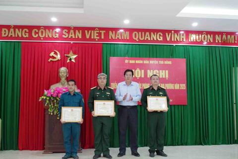UBND HUYỆN TRÀ BỒNG HỘI NGHỊ TRIỂN KHAI NHIỆM VỤ QUỐC PHÒNG, QUÂN SỰ ĐỊA PHƯƠNG NĂM 2025