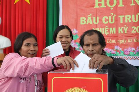 NGƯỜI DÂN TRÀ BỒNG HÂN HOAN ĐI BẦU CỬ TRƯỞNG THÔN, TỔ TRƯỞNG TỔ DÂN PHỐ NHIỆM KỲ 2025 – 2027