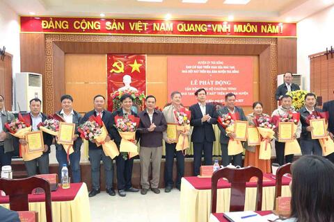 TRÀ BỒNG: LỄ PHÁT ĐỘNG VẬN ĐỘNG ỦNG HỘ CHƯƠNG TRÌNH “XOÁ NHÀ TẠM, NHÀ DỘT NÁT” TRÊN ĐỊA BÀN HUYỆN
