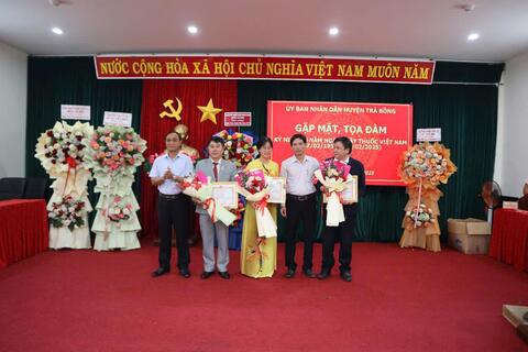 TRÀ BỒNG TỔ CHỨC GẶP MẶT KỶ NIỆM 70 NĂM NGÀY THẦY THUỐC VIỆT NAM