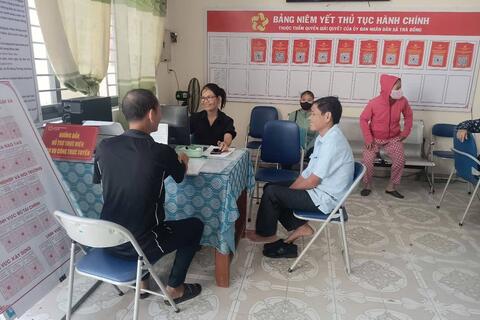 TRÀ BỒNG TRIỂN KHAI KẾ HOẠCH HỖ TRỢ NGƯỜI DÂN YẾU THẾ TRONG THỰC HIỆN THỦ TỤC HÀNH CHÍNH