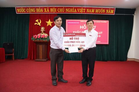 AGRIBANK CHI NHÁNH TRÀ BỒNG QUẢNG NGÃI TRAO 30 TRIỆU ĐỒNG HỖ TRỢ KHẮC PHỤC HẬU QUẢ BÃO, LŨ TẠI XÃ TRÀ BỒNG