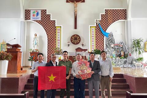 LÃNH ĐẠO XÃ TRÀ BỒNG THĂM, TẶNG QUÀ CÁC CƠ SỞ TÔN GIÁO NHÂN DỊP LỄ GIÁNG SINH NĂM 2025