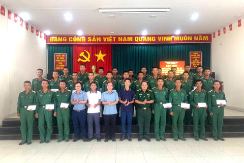 CHỦ TỊCH UBND XÃ TRÀ BỒNG THĂM, ĐỘNG VIÊN VÀ DỰ LỄ TUYÊN THỆ CHIẾN SĨ MỚI NĂM 2026 TẠI TRUNG ĐOÀN 95