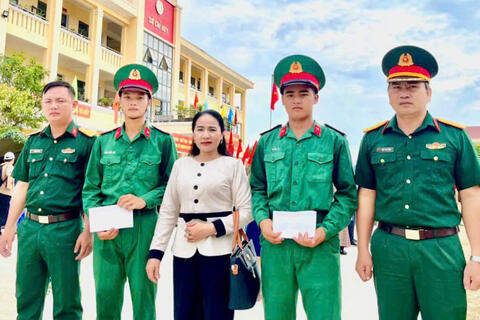 PHÓ BÍ THƯ THƯỜNG TRỰC ĐẢNG ỦY XÃ TRÀ BỒNG LÊ THỊ HỒNG HẢI THĂM, ĐỘNG VIÊN VÀ DỰ LỄ TUYÊN THỆ CHIẾN SĨ MỚI NĂM 2026