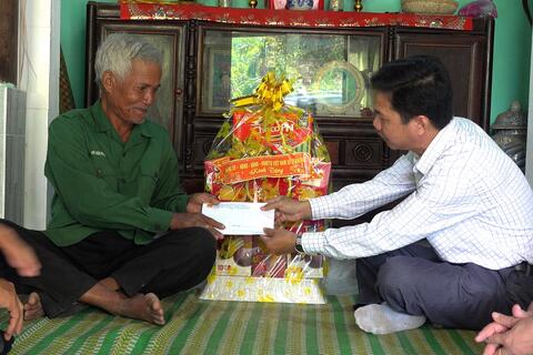 LÃNH ĐẠO XÃ TRÀ BỒNG THĂM HỎI, TẶNG QUÀ 15 GIA ĐÌNH CHÍNH SÁCH TIÊU BIỂU