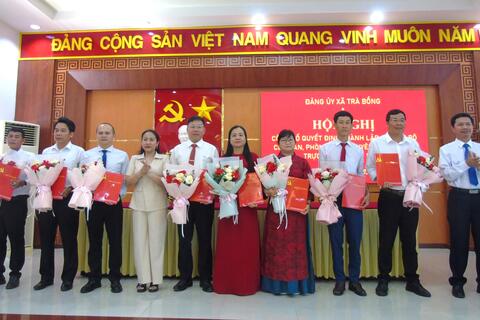 TRÀ BỒNG CÔNG BỐ, TRAO QUYẾT ĐỊNH THÀNH LẬP CÁC CHI BỘ TRỰC THUỘC ĐẢNG ỦY XÃ