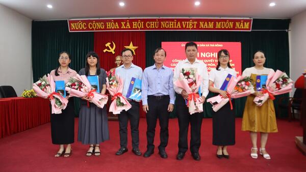 UBND XÃ TRÀ BỒNG CÔNG BỐ CÁC NGHỊ QUYẾT THÀNH LẬP CÁC CƠ QUAN CHUYÊN MÔN VÀ TRAO QUYẾT ĐỊNH VỀ CÔNG TÁC CÁN BỘ