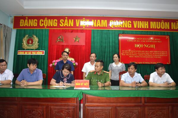 LỄ KÝ KẾT QUY CHẾ PHỐI HỢP GIỮA CÔNG AN XÃ TRÀ BỒNG VÀ CÁC CƠ SỞ GIÁO DỤC NĂM 2025