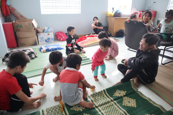 XÃ TRÀ BỒNG KHẨN TRƯƠNG DI DỜI  DÂN VÙNG NGUY CƠ SẠT LỞ, NHÀ Ở THIẾU KIÊN CỐ ĐẾN NƠI AN TOÀN TRƯỚC KHI BÃO SỐ 13 ĐỔ BỘ