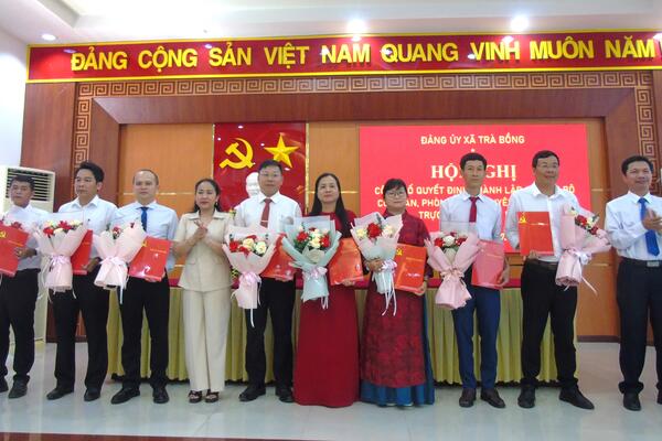 TRÀ BỒNG CÔNG BỐ, TRAO QUYẾT ĐỊNH THÀNH LẬP CÁC CHI BỘ TRỰC THUỘC ĐẢNG ỦY XÃ