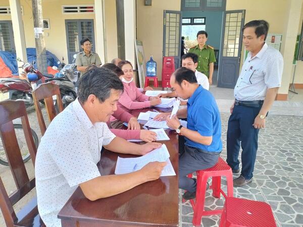 Bí thư Huyện ủy Trà Bồng ủy khảo sát kiểm tra tình hình lấy ý kiến cử tri về Đề án sắp xếp đơn vị hành chính